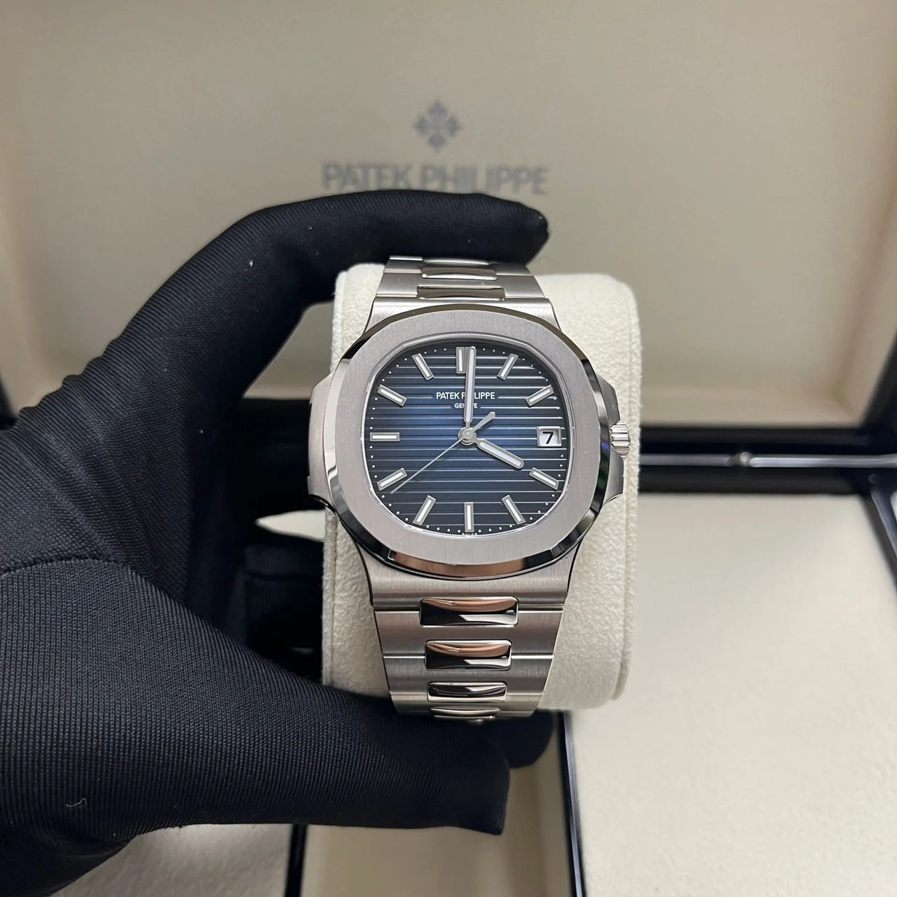 Patek Philippe Nautilus White Gold Watch 5811/1G-001 - Image 6