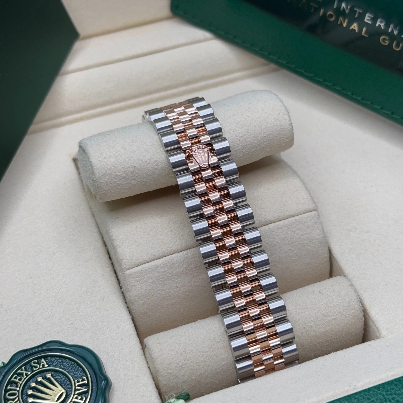 Rolex Lady-Datejust 28mm 279171 White Mother Of Pearl Diamond Oyster Stainless Steel and Rose Gold - Image 8