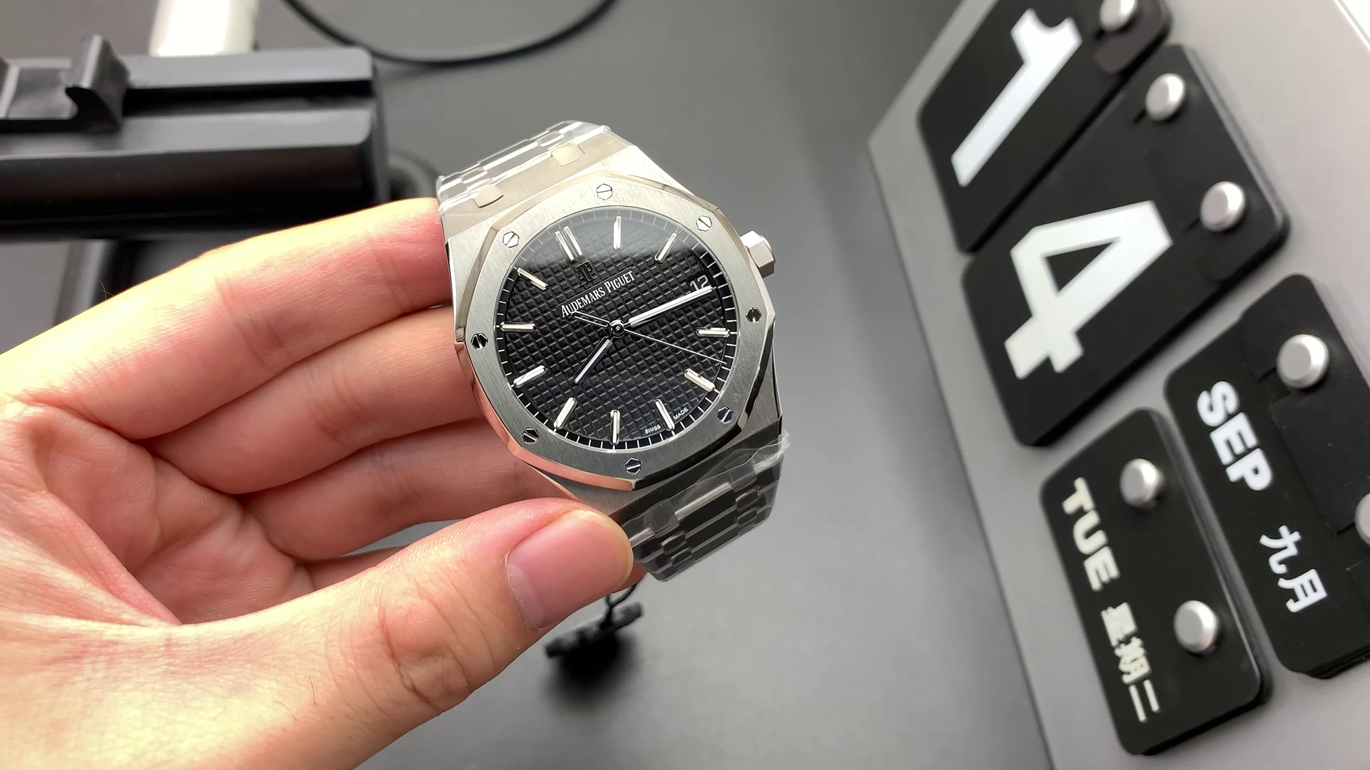 Audemars Piguet ROYAL OAK Black Dial 41mm - Image 2