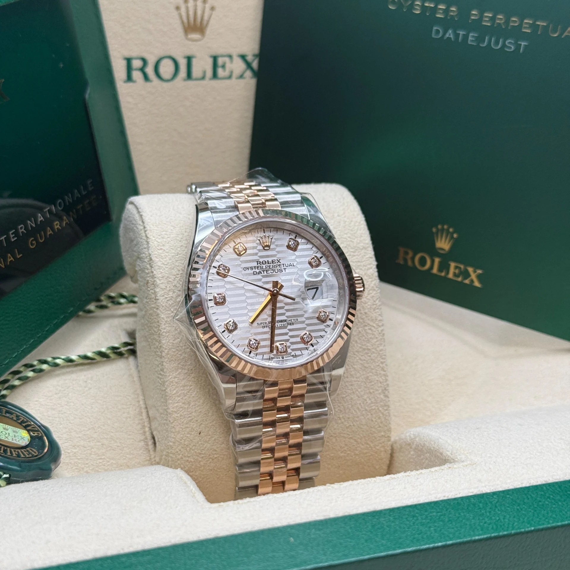 Rolex Datejust 36mm 126231 Silver Fluted Motif Dial Oystersteel and Everose gold Bracelet - Image 4