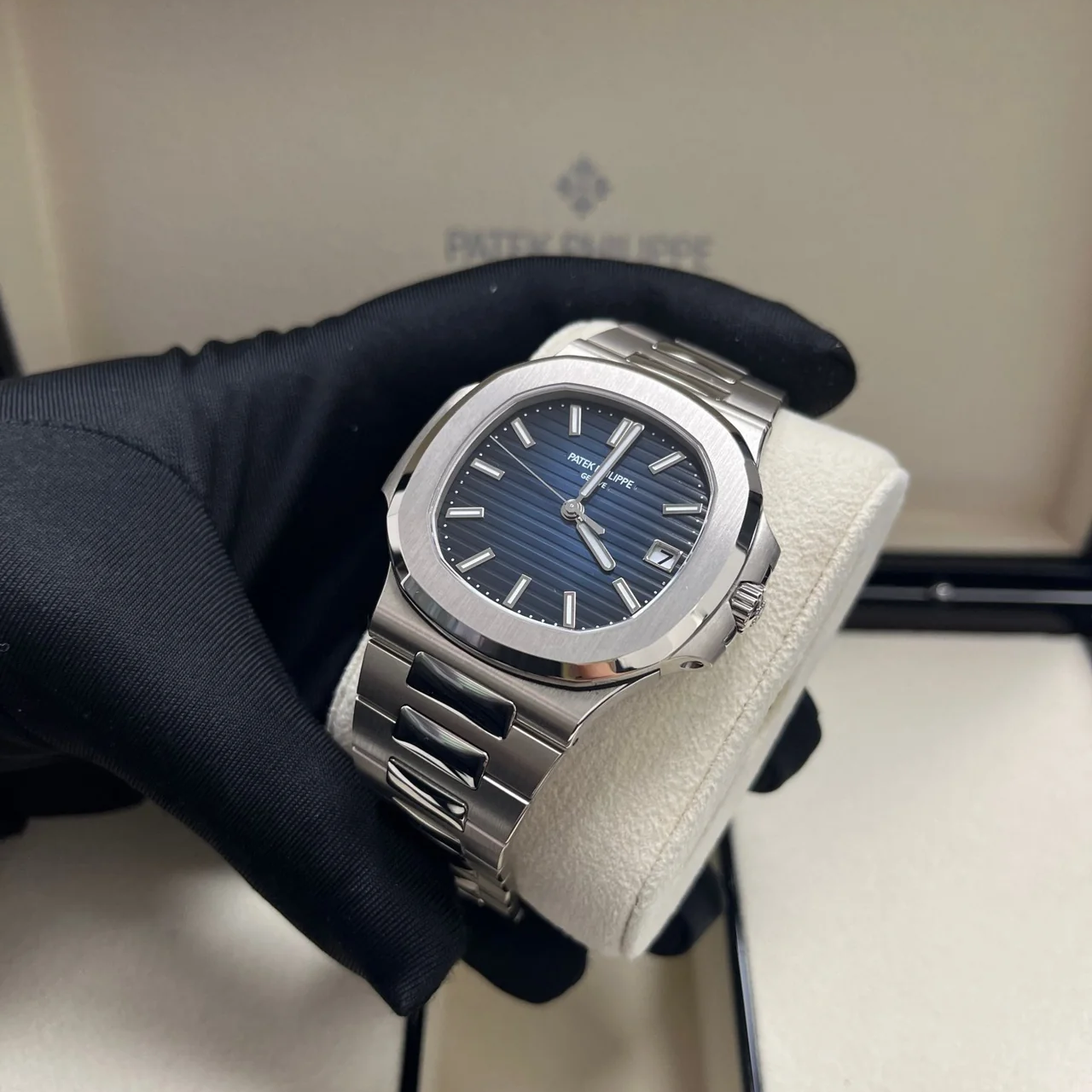 Patek Philippe Nautilus White Gold Watch 5811/1G-001 - Image 8