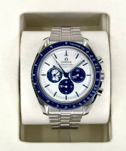 Alternative view of Omega Speedmaster Heritage Models 'Silver Snoopy Award' 50th Anniversary 42mm 310.32.42.50.02.001