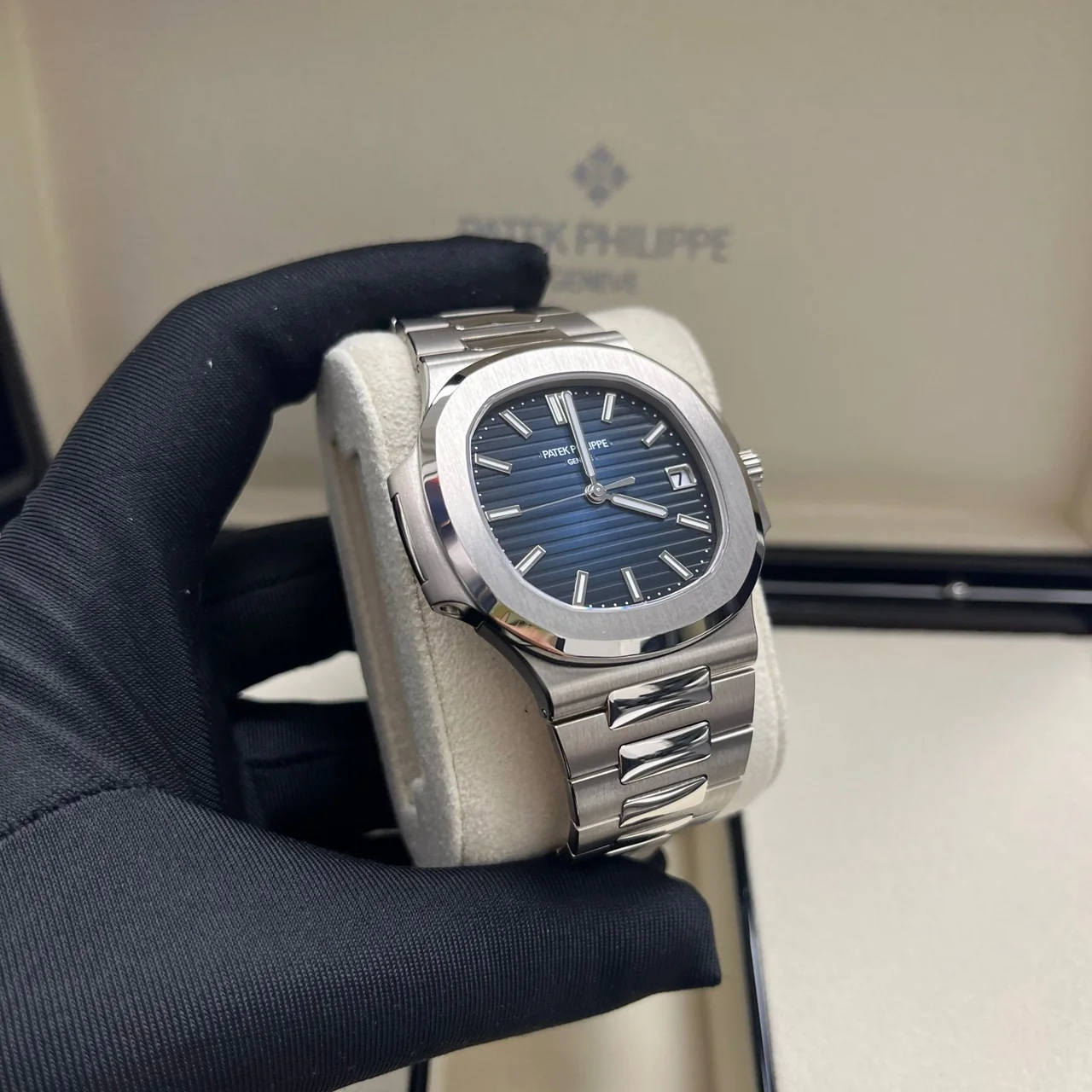 Patek Philippe Nautilus White Gold Watch 5811/1G-001 - Image 7