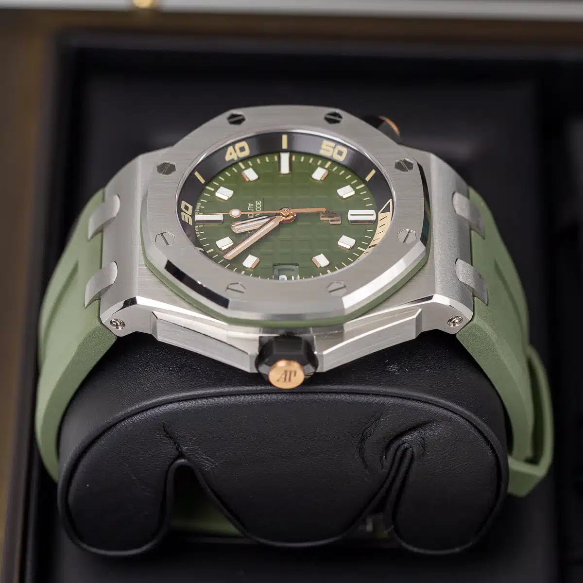 Audemars Piguet Royal Oak Offshore Khaki green 42mm 15720ST.OO.A052CA.01 - Image 4